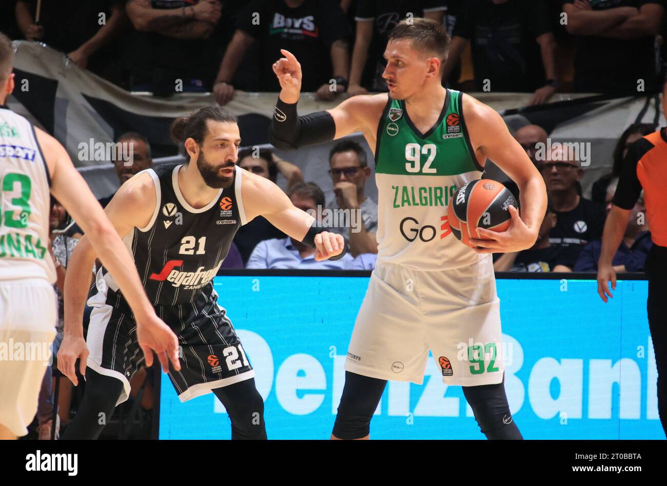 Bologna, Italy. 05th Oct, 2023. q21(R) in action thwarted by Tornike Shengelia (Segafredo Virtus Bologna) during the Euroleague basketball championship match Segafredo Virtus Bologna Vs. Zalgiris Kaunas - Bologna, October 05, 2023 at Paladozza sport palace Credit: Independent Photo Agency/Alamy Live News Stock Photo