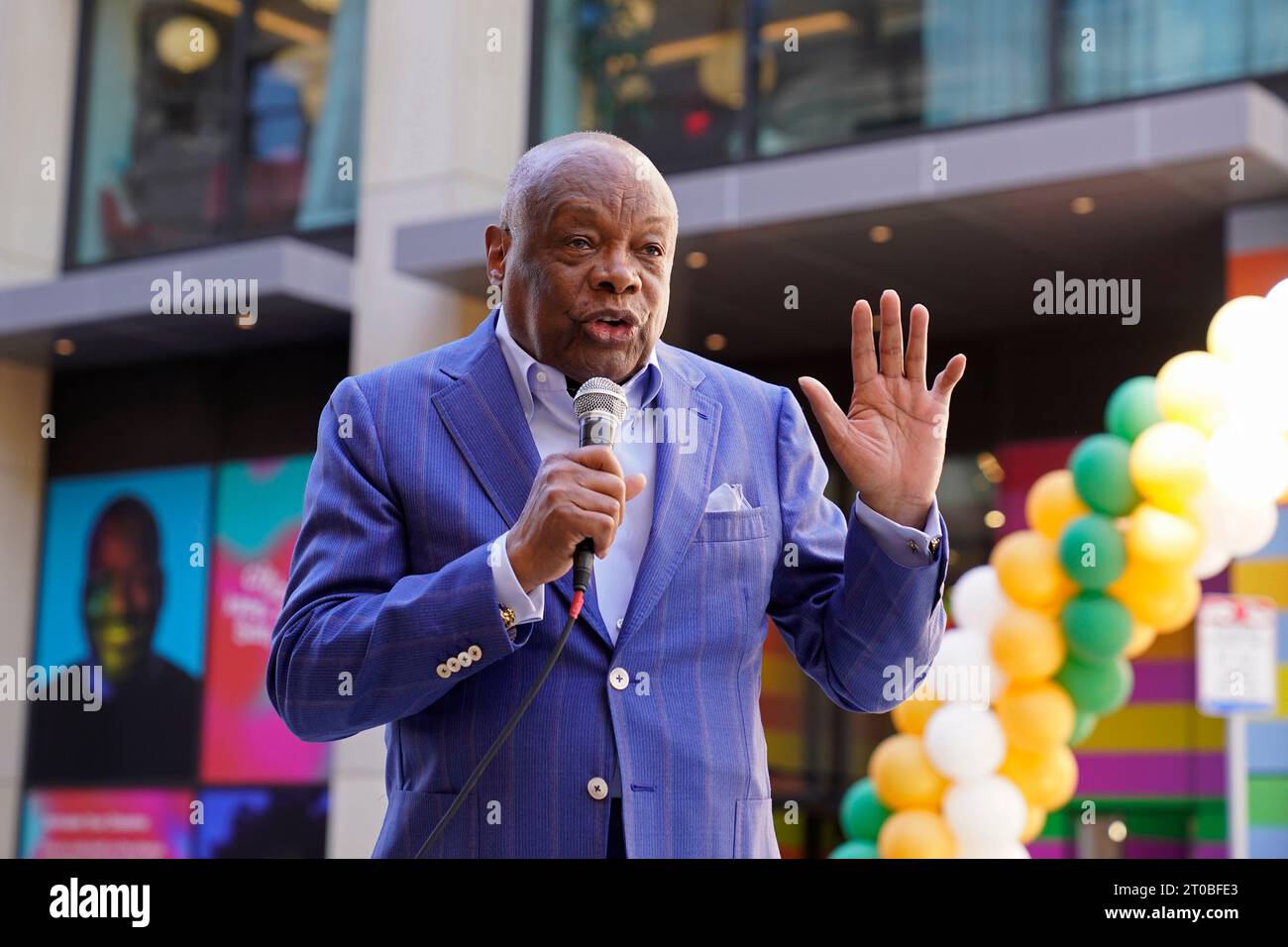 Former San Francisco Mayor Willie Brown speaks outside John's Grill in ...