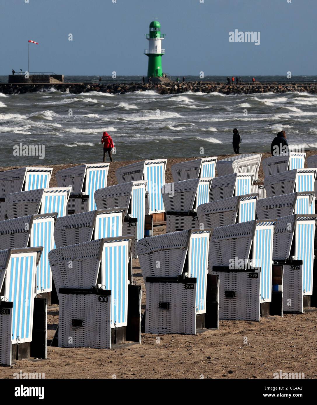 PRODUCTION - 05 October 2023, Mecklenburg-Western Pomerania, Warnemünde: There are still many beach chairs available for guests on the Baltic Sea beach. This will especially please vacationers during the beginning autumn vacations. The beach chairs may remain standing until 15.10.2023, after which they must make way for coastal protection for the upcoming autumn storms, according to Schwerin's Ministry of the Environment. Photo: Bernd Wüstneck/dpa Stock Photo