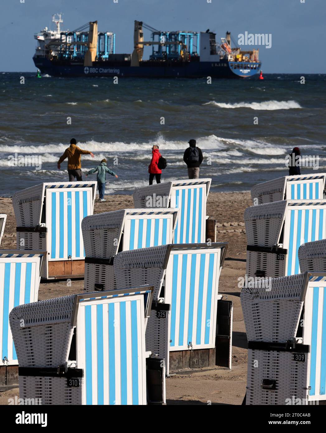 PRODUCTION - 05 October 2023, Mecklenburg-Western Pomerania, Warnemünde: There are still many beach chairs available for guests on the Baltic Sea beach. This will especially please vacationers during the beginning autumn vacations. The beach chairs may remain standing until 15.10.2023, after which they must make way for coastal protection for the upcoming autumn storms, according to Schwerin's Ministry of the Environment. Photo: Bernd Wüstneck/dpa Stock Photo