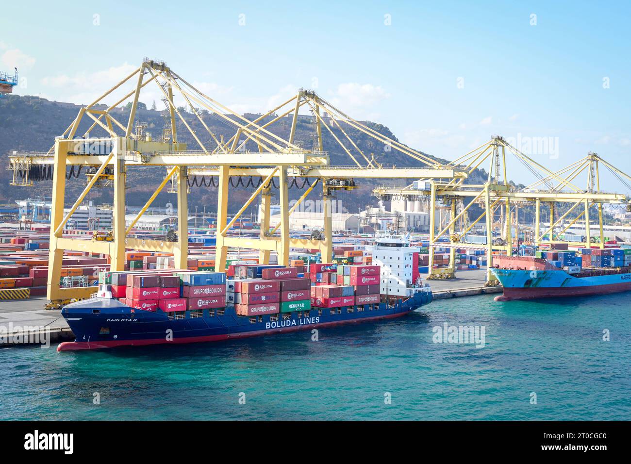 Das Containerschiff CARLOTA B Beim Beladen Am Hafen Von Barcelona Das ...