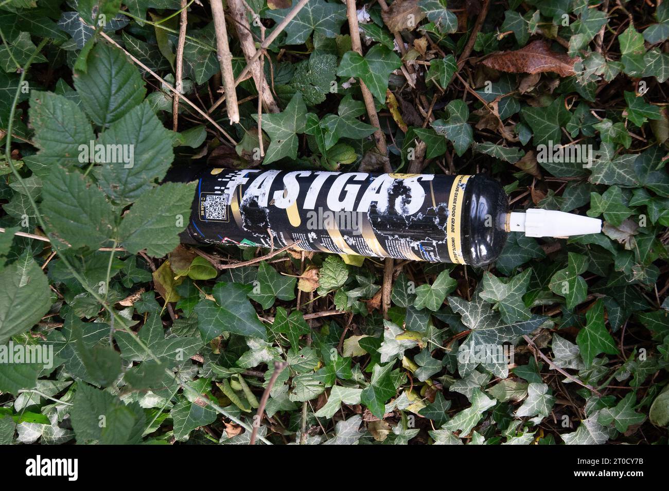 Slough, Berkshire, UK. 5th October, 2023. Used cans of nitrous oxide