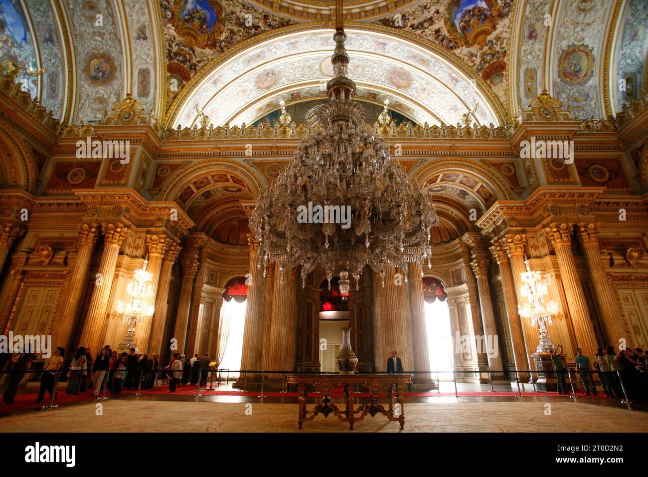 Largest carpet in Istanbul's Dolmabahçe Palace under restoration