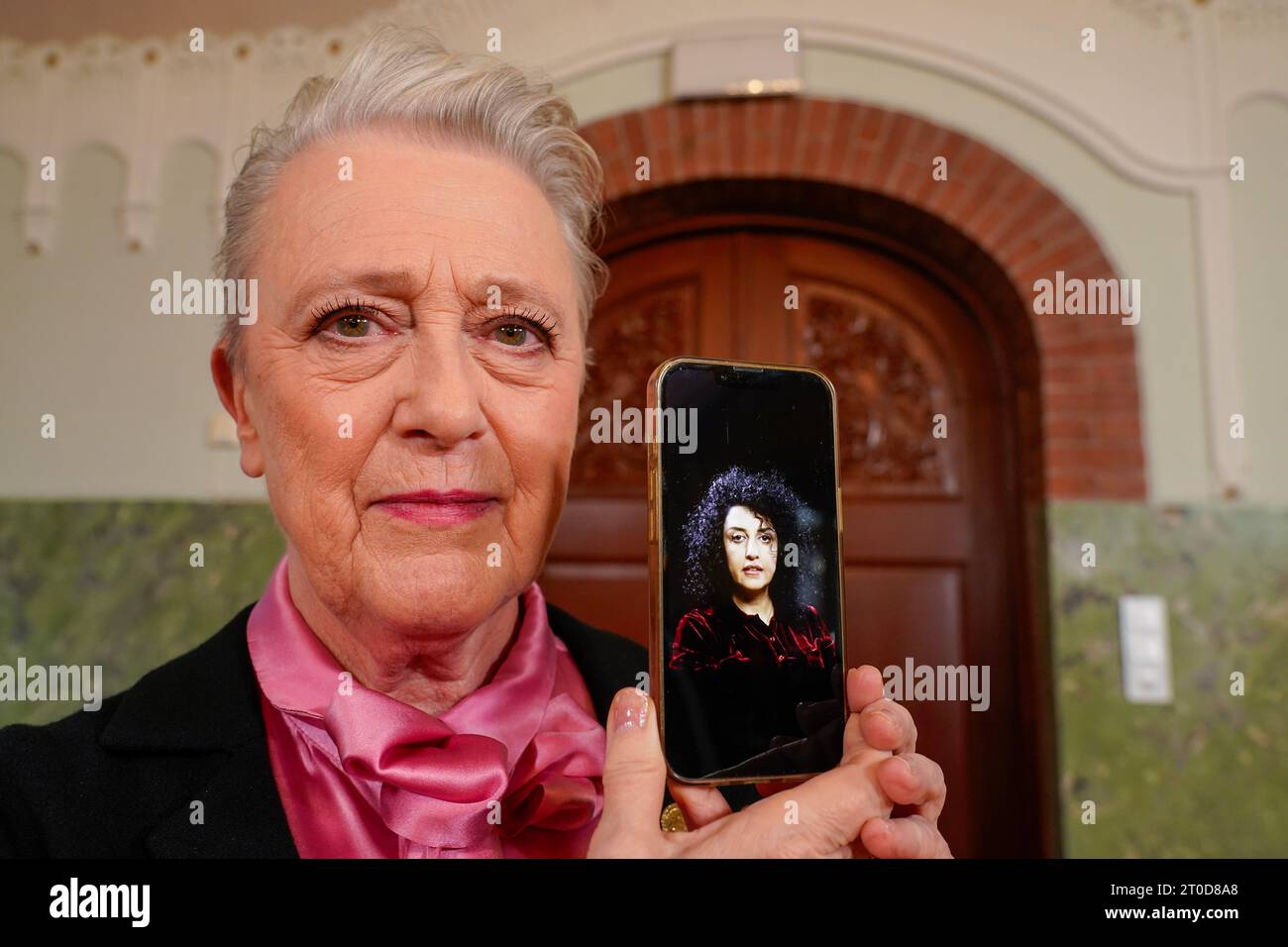 Oslo 20231006.Berit Reiss-Andersen, head of the Nobel Committee, poses with a picture of Narges Mohammadi, winner of the Nobel Peace Prize for 2023. Photo: Terje Pedersen / NTB Stock Photo