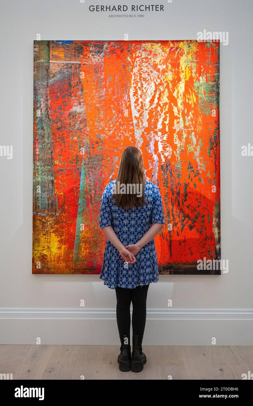 London, UK.  6 October 2023. A staff member views ‘Abstraktes Bild’, 1986, by Gerhard Richter (Est. GBP16,000,000 - 24,000,000) at a preview of highlights of Sotheby's’ Frieze Week 20th and 21st Century & Contemporary Art Auctions.  Lots will be auctioned at Sotheby's New Bond Street galleries on 12 and 13 October.  Credit: Stephen Chung / Alamy Live News Stock Photo