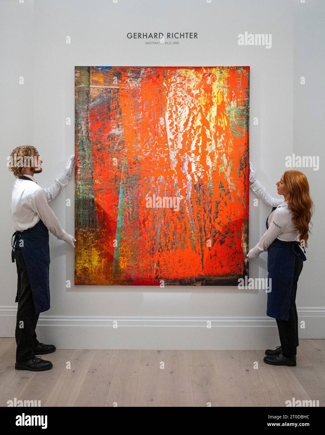 London, UK.  6 October 2023. Technicians present ‘Abstraktes Bild’, 1986, by Gerhard Richter (Est. GBP16,000,000 - 24,000,000) at a preview of highlights of Sotheby's’ Frieze Week 20th and 21st Century & Contemporary Art Auctions.  Lots will be auctioned at Sotheby's New Bond Street galleries on 12 and 13 October.  Credit: Stephen Chung / Alamy Live News Stock Photo
