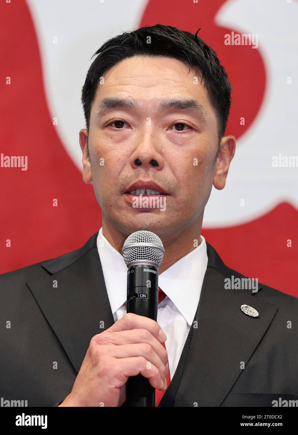 Shinnosuke Abe, new manager of Yomiuri Giants, attends a press