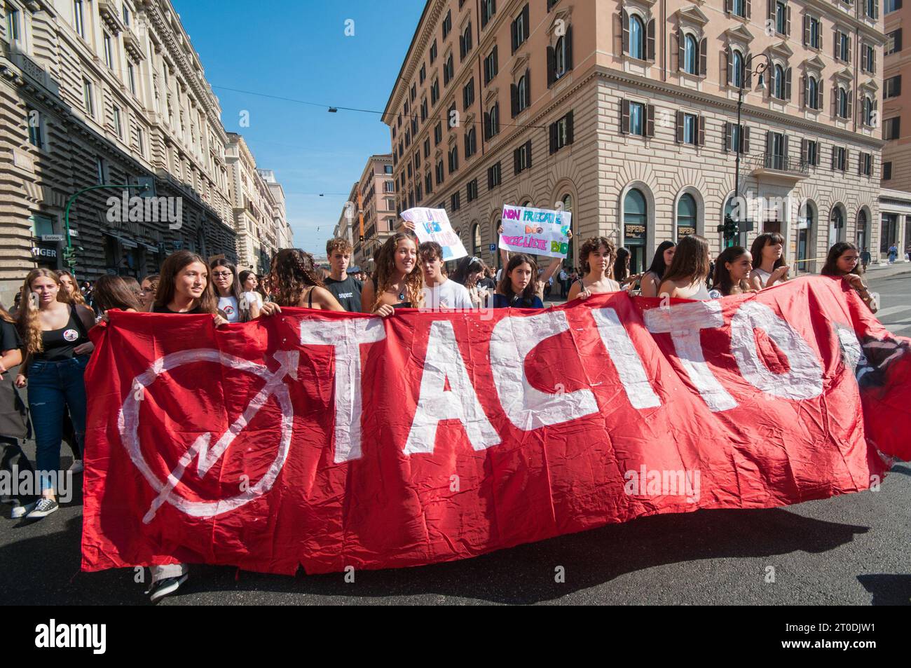Rome, . 06th Oct, 2023. 06/10/2023Rome, Fridays for Future, young people in the streets for the environment Ps: the photo can be used respecting the context in which it was taken, and without defamatory intent of the decorum of the people represented. Credit: Independent Photo Agency/Alamy Live News Stock Photo