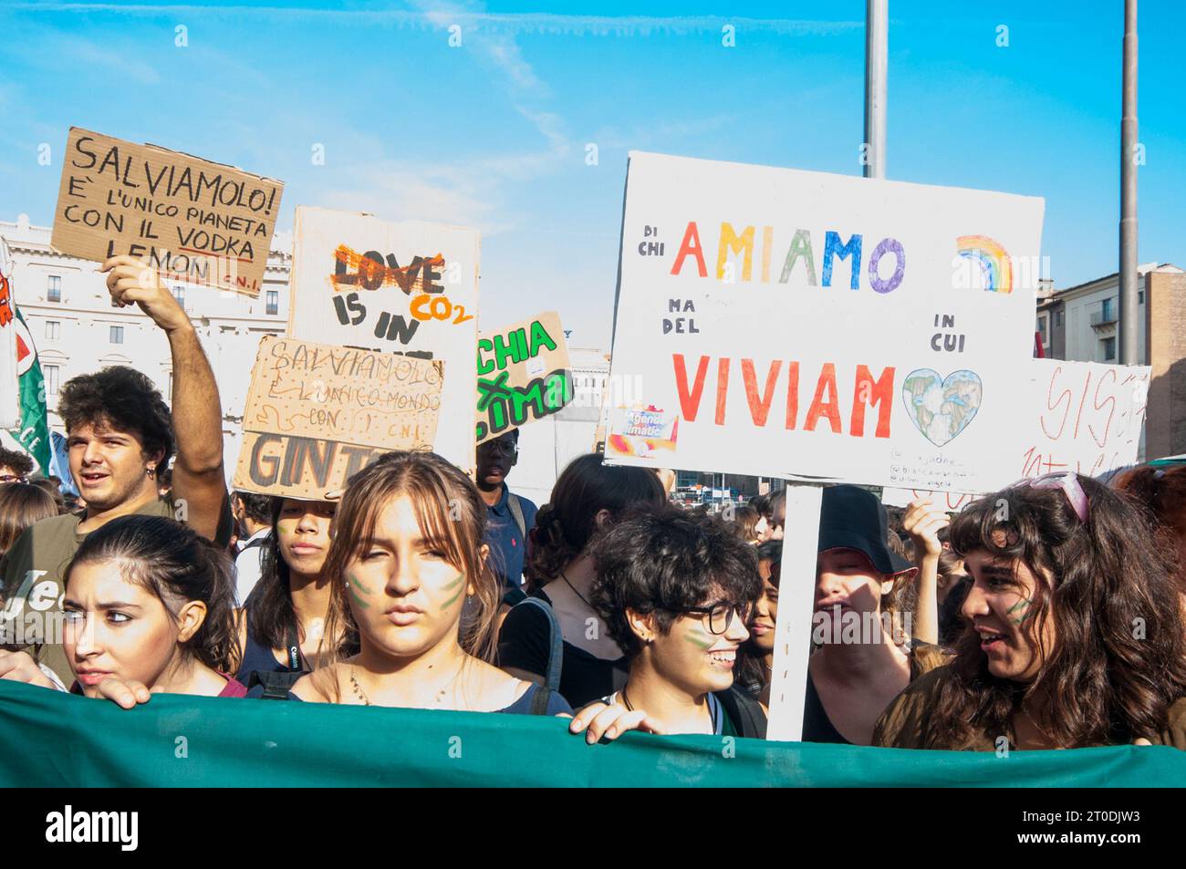 Rome, . 06th Oct, 2023. 06/10/2023Rome, Fridays for Future, young people in the streets for the environment Ps: the photo can be used respecting the context in which it was taken, and without defamatory intent of the decorum of the people represented. Credit: Independent Photo Agency/Alamy Live News Stock Photo