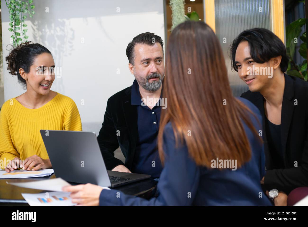 Group diverse employees working hi-res stock photography and images - Alamy