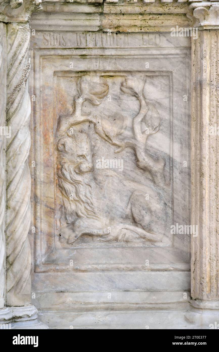 Perugia (Umbria - PG), Major Fountain in Piazza IV Novembre, Nicola and Giovanni Pisano, tiles. In each compartment there are two tiles. The fearful lion Stock Photo