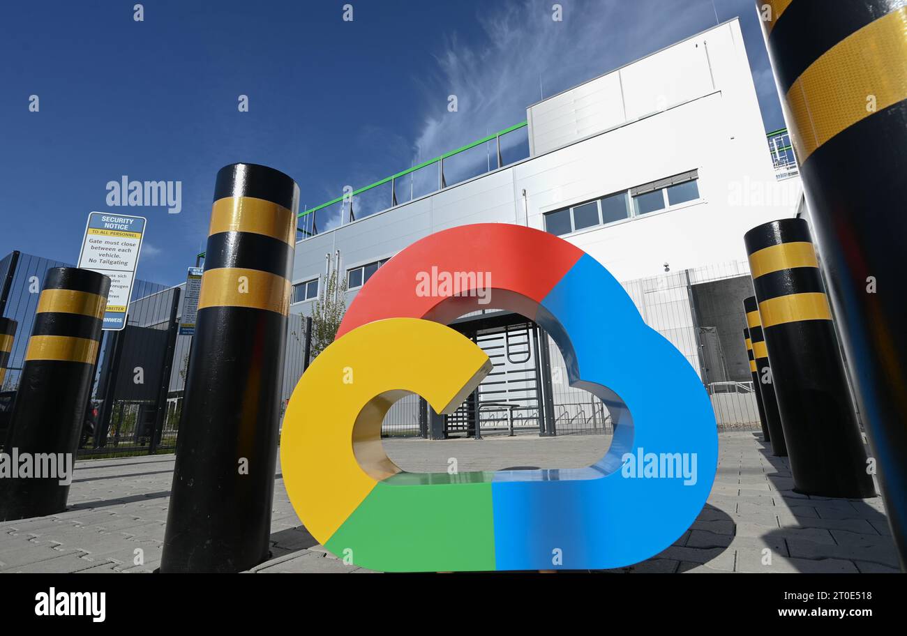 Hanau, Germany. 06th Oct, 2023. A colorful cloud stands in front of the