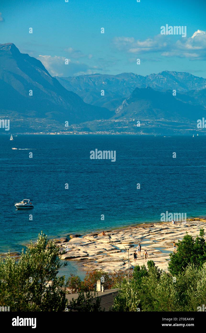 Spiaggia del lago di montagna hi-res stock photography and images - Alamy