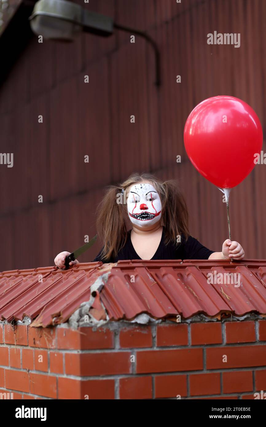 Pennywise hand hi-res stock photography and images - Alamy