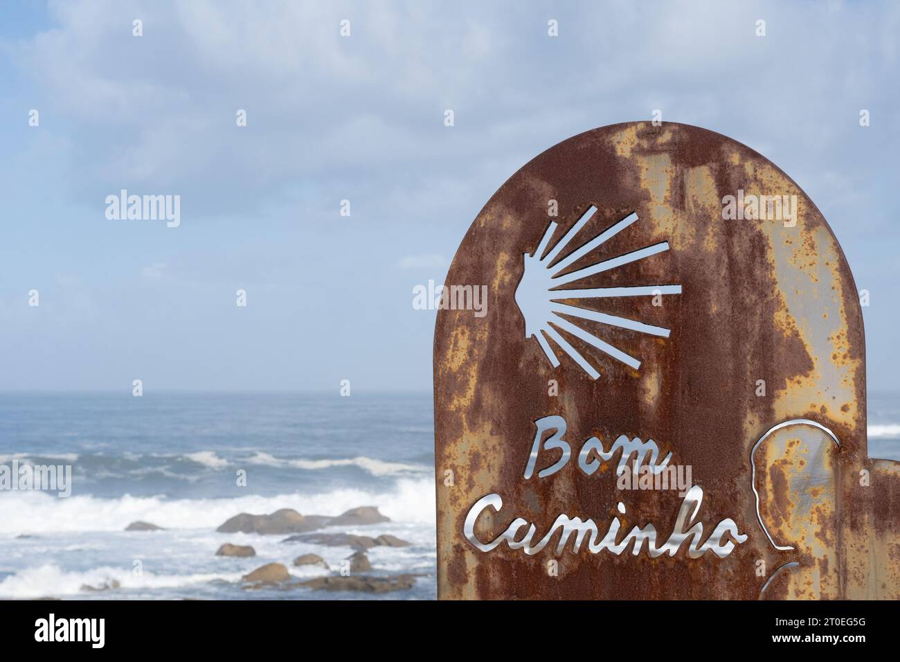 Bom Caminho sign on the Portuguese Coastal Way (Caminho Portugues Coastal Way) overlooking the Atlantic coastline, Vila Praia de Ancora, Portugal Stock Photo