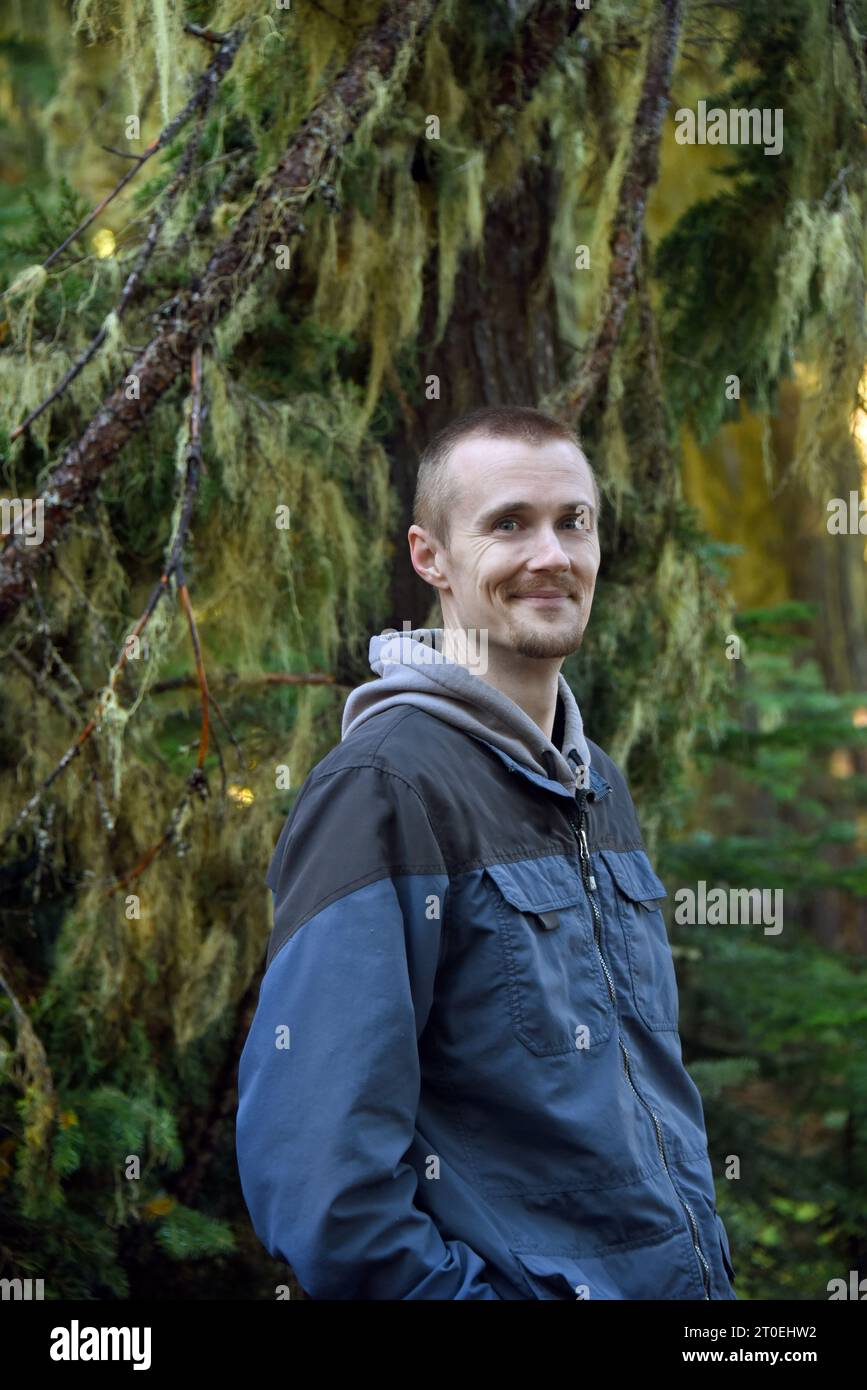 Moss hanging from tree hi-res stock photography and images - Page 2 - Alamy