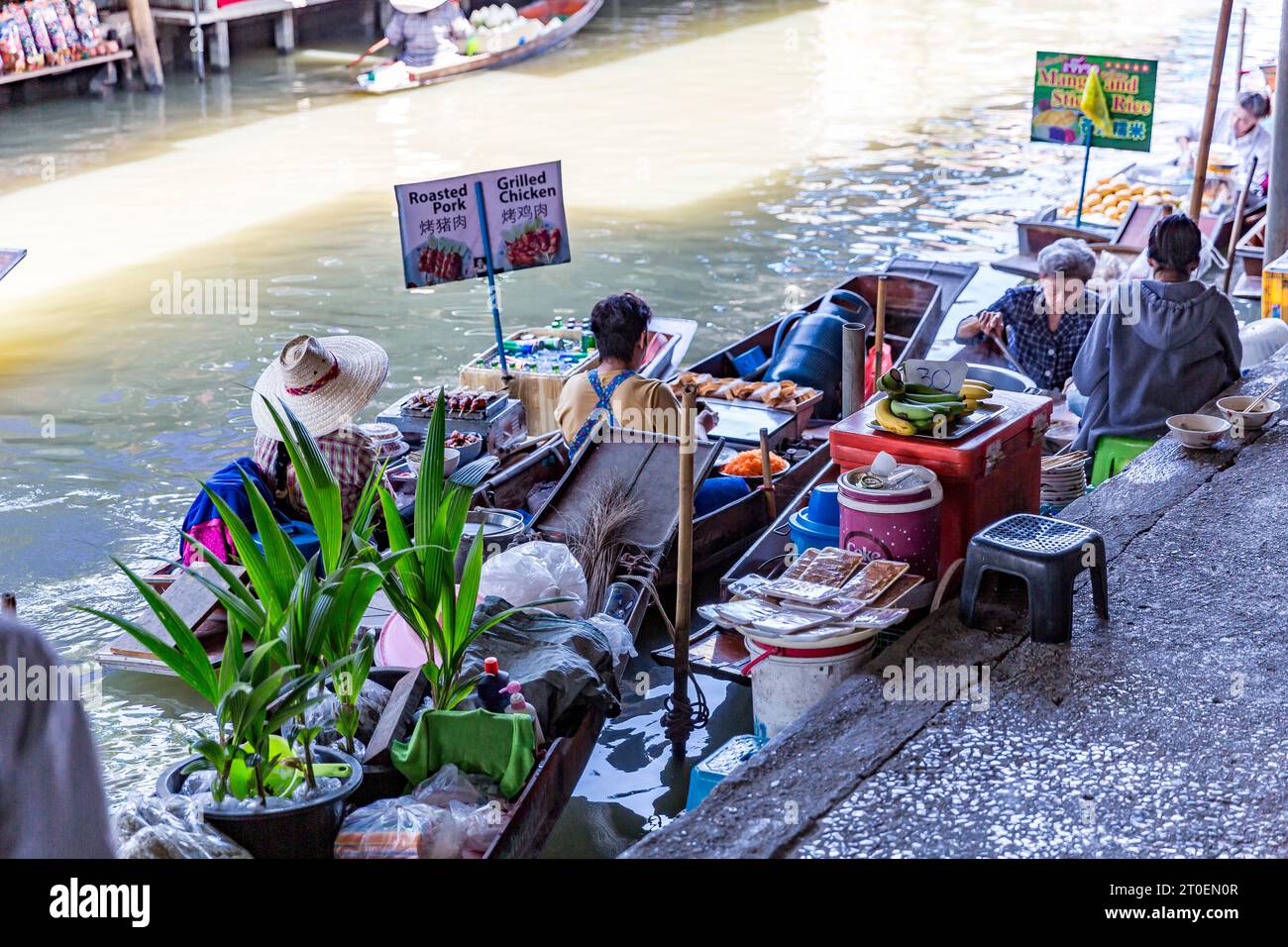 Food vendor in boat, floating market, Damnoen Saduak Floating Market, Ratchaburi, Bangkok, Thailand, Asia Stock Photo