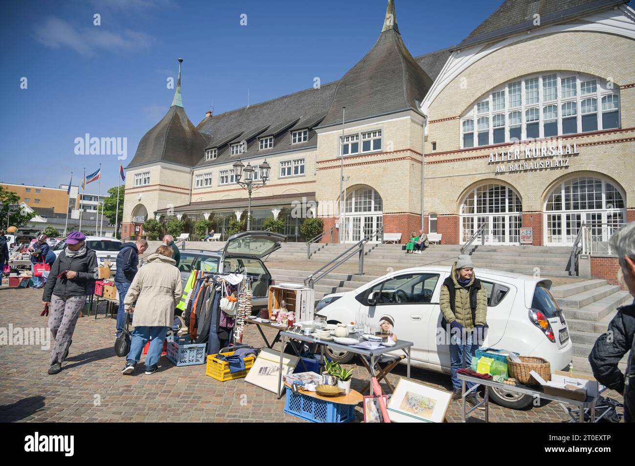 Flohmarkt, Rathausplatz, Andreas-Nielsen-Straße, Westerland, Sylt,  Schleswig-Holstein, Deutschland *** Flea Market, Town Hall Square, Andreas  Nielsen Street, Westerland, Sylt, Schleswig Holstein, Germany Credit:  ImagoAlamy Live News Stock Photo - Alamy