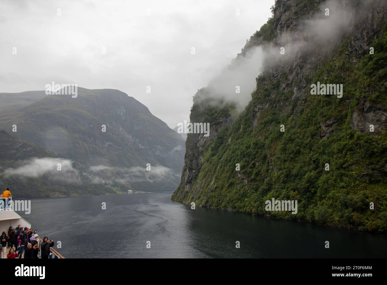 Fiordo de Geiranger envuelto en niebla. Personas de un crucero disfrutando y tomando fotografías, Noruega Stock Photo