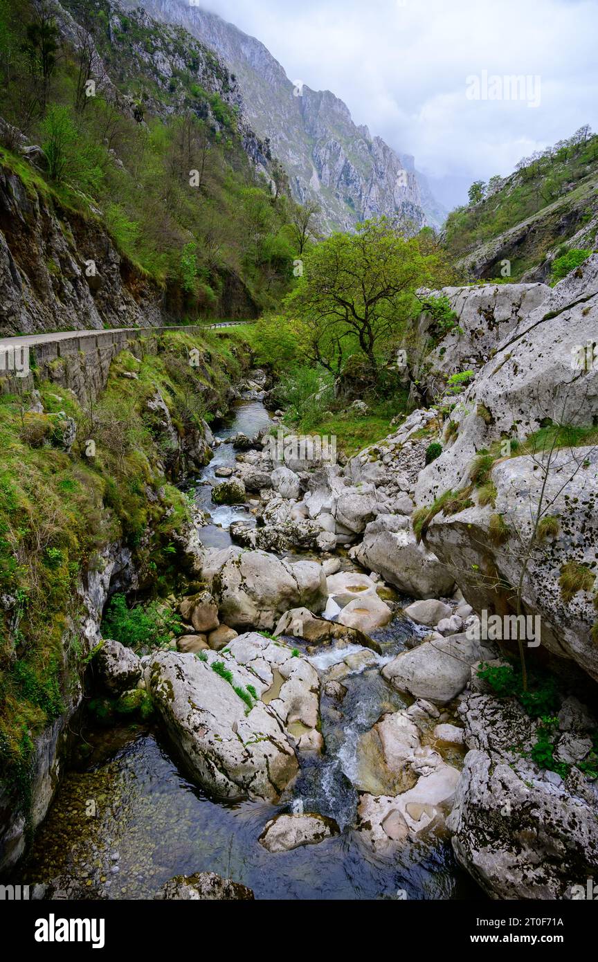 driving-narrow-mountain-road-from-los-arenas-to-remote-mountain-village
