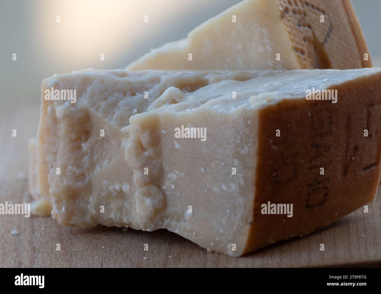 https://c8.alamy.com/comp/2T0F8TG/traditional-italian-food-36-months-aged-in-caves-italian-parmesan-hard-cow-milk-cheese-from-parma-parmigiano-reggiano-italy-2T0F8TG.jpg