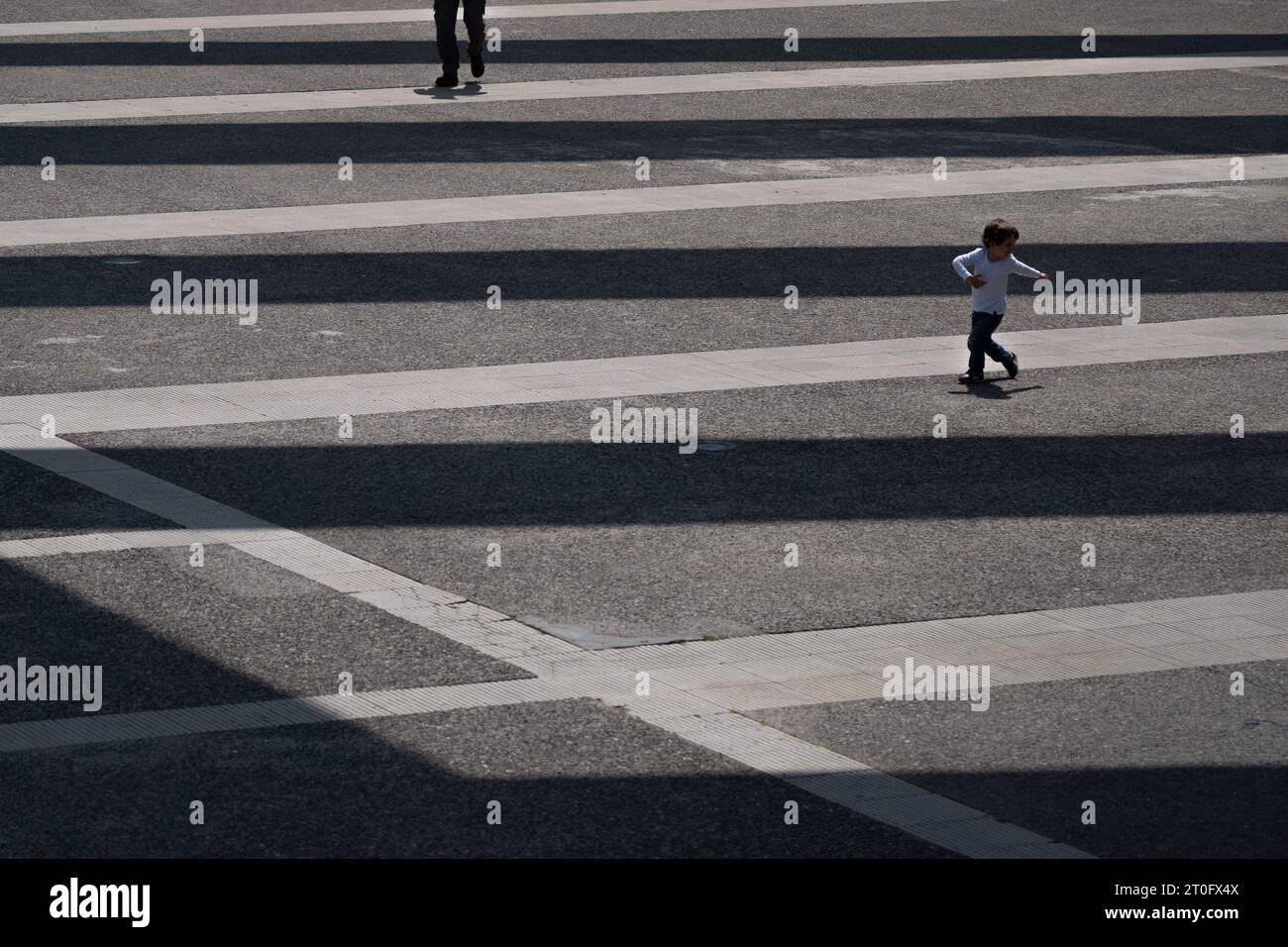 Santiago, Metropolitana, Chile. 6th Oct, 2023. A boy runs in a park in Santiago, Chile. (Credit Image: © Matias Basualdo/ZUMA Press Wire) EDITORIAL USAGE ONLY! Not for Commercial USAGE! Stock Photo