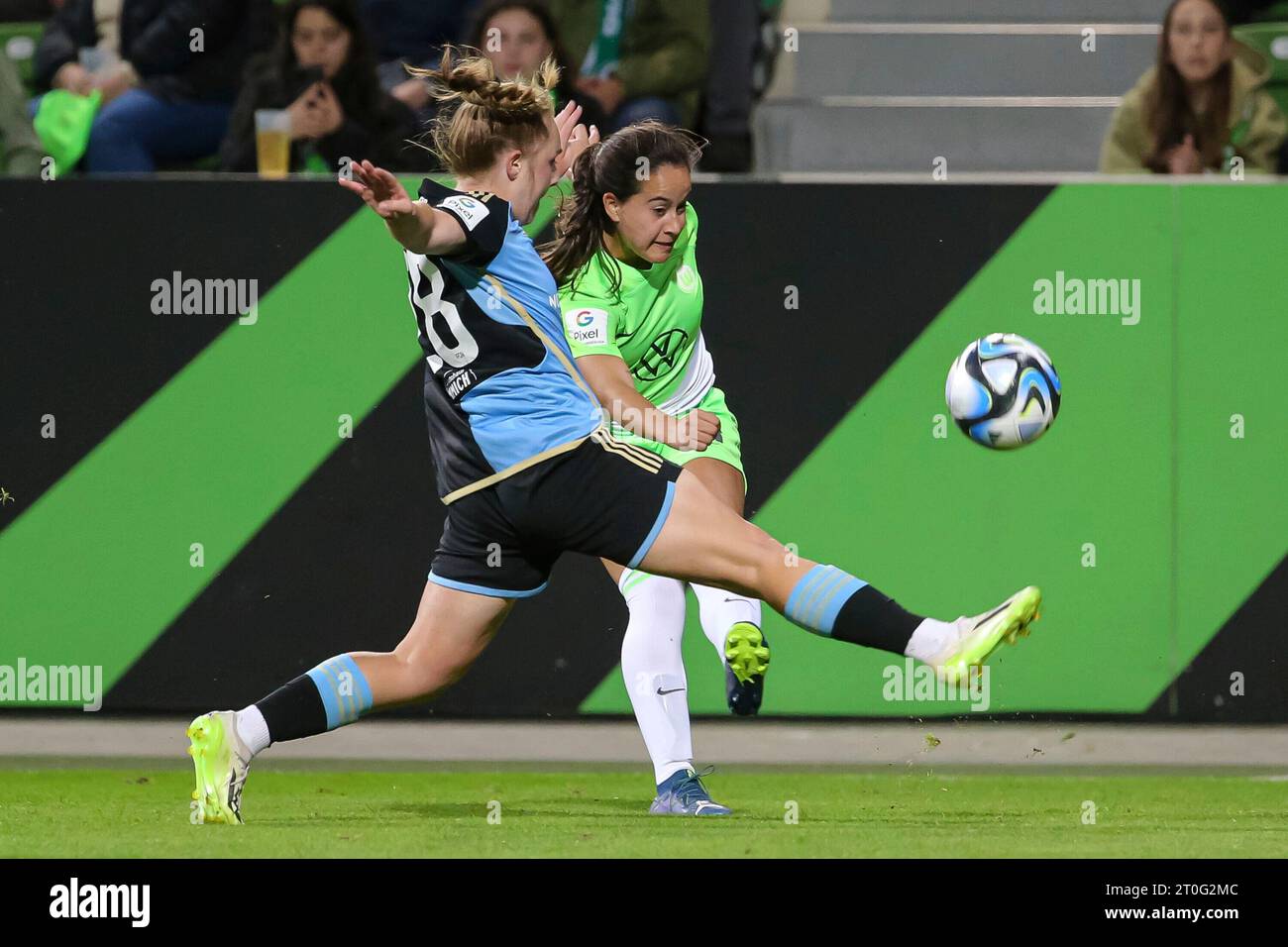 Wolfsburg, Deutschland. 06th Oct, 2023. v.li.: Franziska Mai (1. FC Nürnberg, 18) und Nuria Rabano Blanco (VfL Wolfsburg, 14) im Zweikampf, Duell, Dynamik, Aktion, Action, Spielszene, DIE DFB-RICHTLINIEN UNTERSAGEN JEGLICHE NUTZUNG VON FOTOS ALS SEQUENZBILDER UND/ODER VIDEOÄHNLICHE FOTOSTRECKEN. DFB REGULATIONS PROHIBIT ANY USE OF PHOTOGRAPHS AS IMAGE SEQUENCES AND/OR QUASI-VIDEO., 06.10.2023, Wolfsburg (Deutschland), Fussball, Google Pixel Frauen-Bundesliga, VfL Wolfsburg - 1. FC Nürnberg Credit: dpa/Alamy Live News Stock Photo