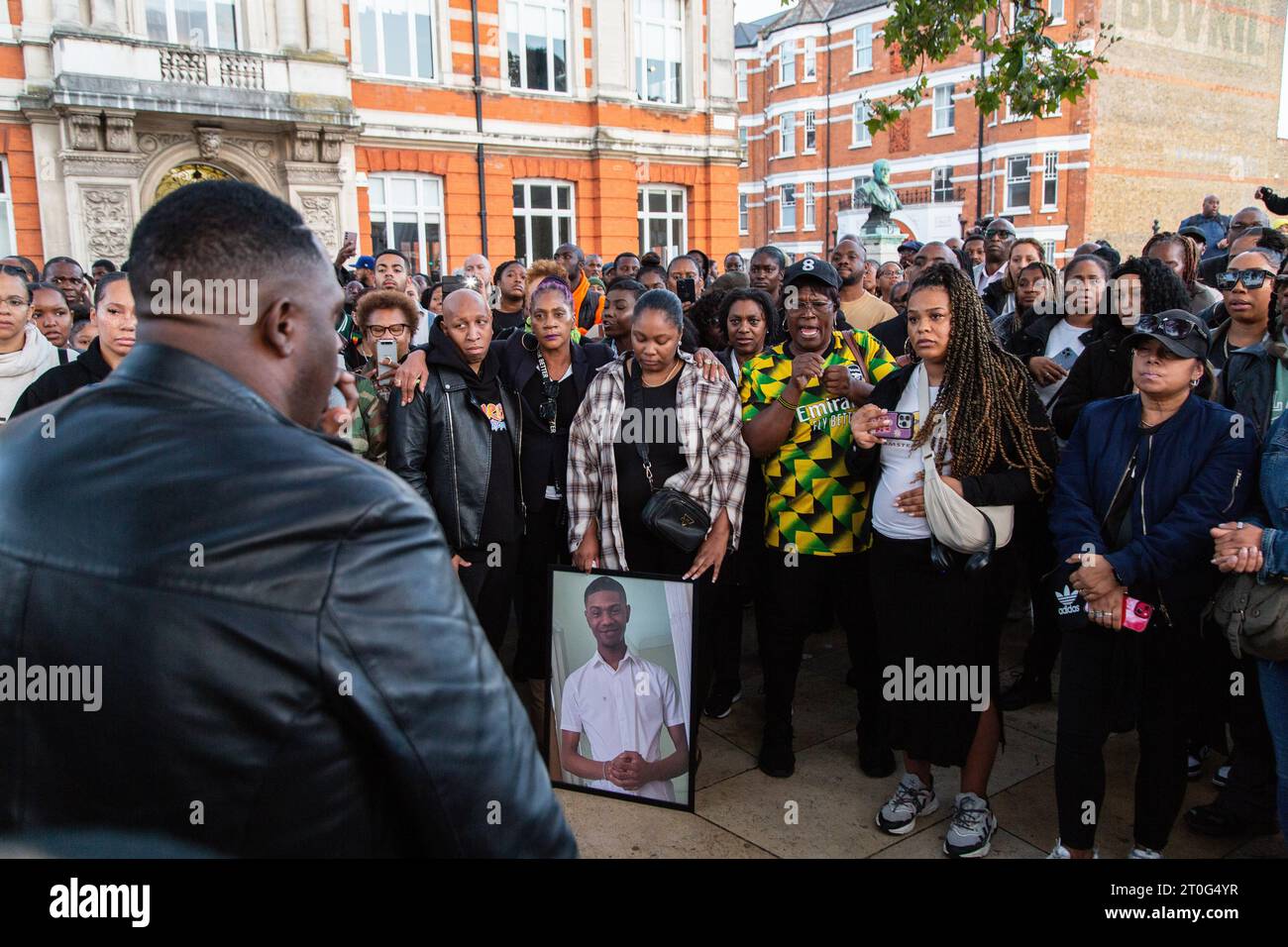 London, UK. 06th Oct, 2023. People listen to speakers during a rally