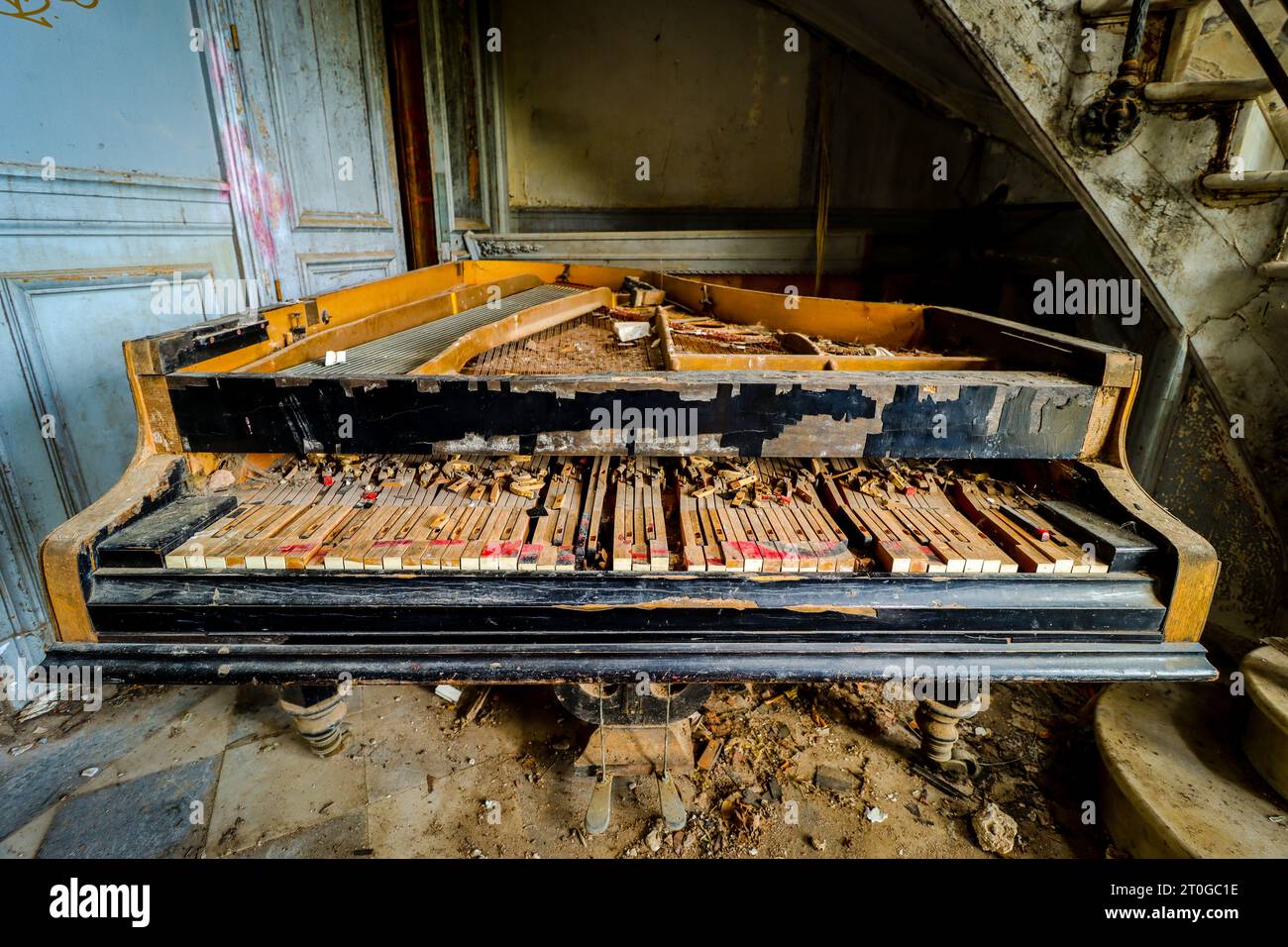 old broken piano in an abandoned mansion Stock Photo