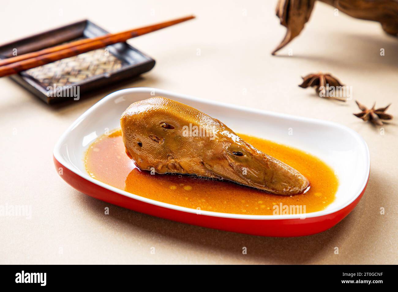 Soupe de canard bouillis dans Brown et sauce épicée cup le bac acier  inoxydable Photo Stock - Alamy