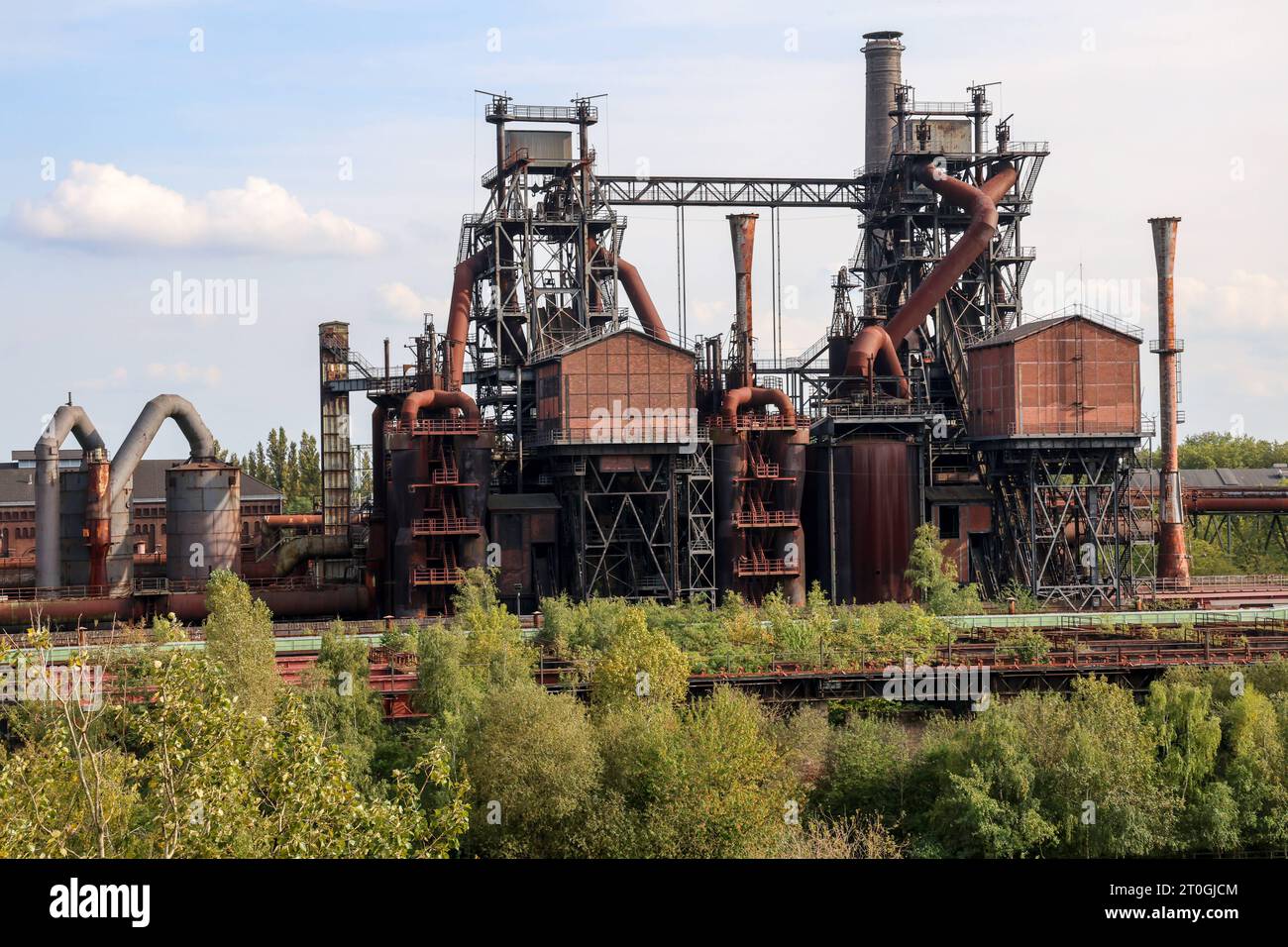 DEU, Deutschland, Nordrhein-Westfalen, Duisburg, 30.09.2023: Landschaftspark Duisburg-Nord, angelegt rund um ein stillgelegtes Hüttenwerk im Stadtteil Meiderich. Entstanden im Rahmen der Internationalen Bauausstellung Emscher Park. Hochofen. *** DEU, Germany, North Rhine-Westphalia, Duisburg, 30 09 2023 Duisburg North Landscape Park, created around a disused ironworks in the Meiderich district Developed as part of the Emscher Park International Building Exhibition Blast Furnace Credit: Imago/Alamy Live News Stock Photo