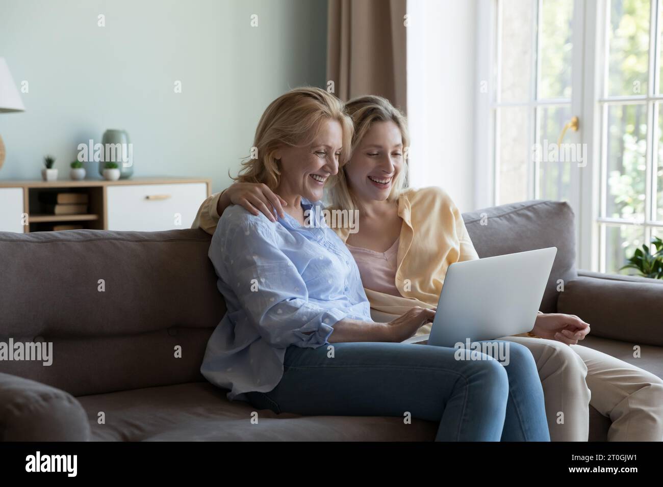 Older mom at computer hi-res stock photography and images - Page 4 - Alamy