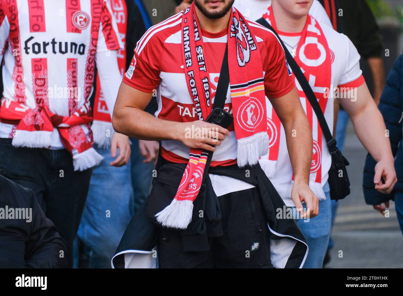 Düsseldorf 07.10.2023 Fortuna F95 Fussballfan Fussballtrikot Merchandising Fanschal Fussballfans Fussballfan Düsseldorf Nordrhein-Westfalen Deutschland *** Dusseldorf 07 10 2023 Fortuna F95 football fan soccer jersey merchandising fan scarf football fans soccer fan Dusseldorf North Rhine Westphalia Germany Credit: Imago/Alamy Live News Stock Photo