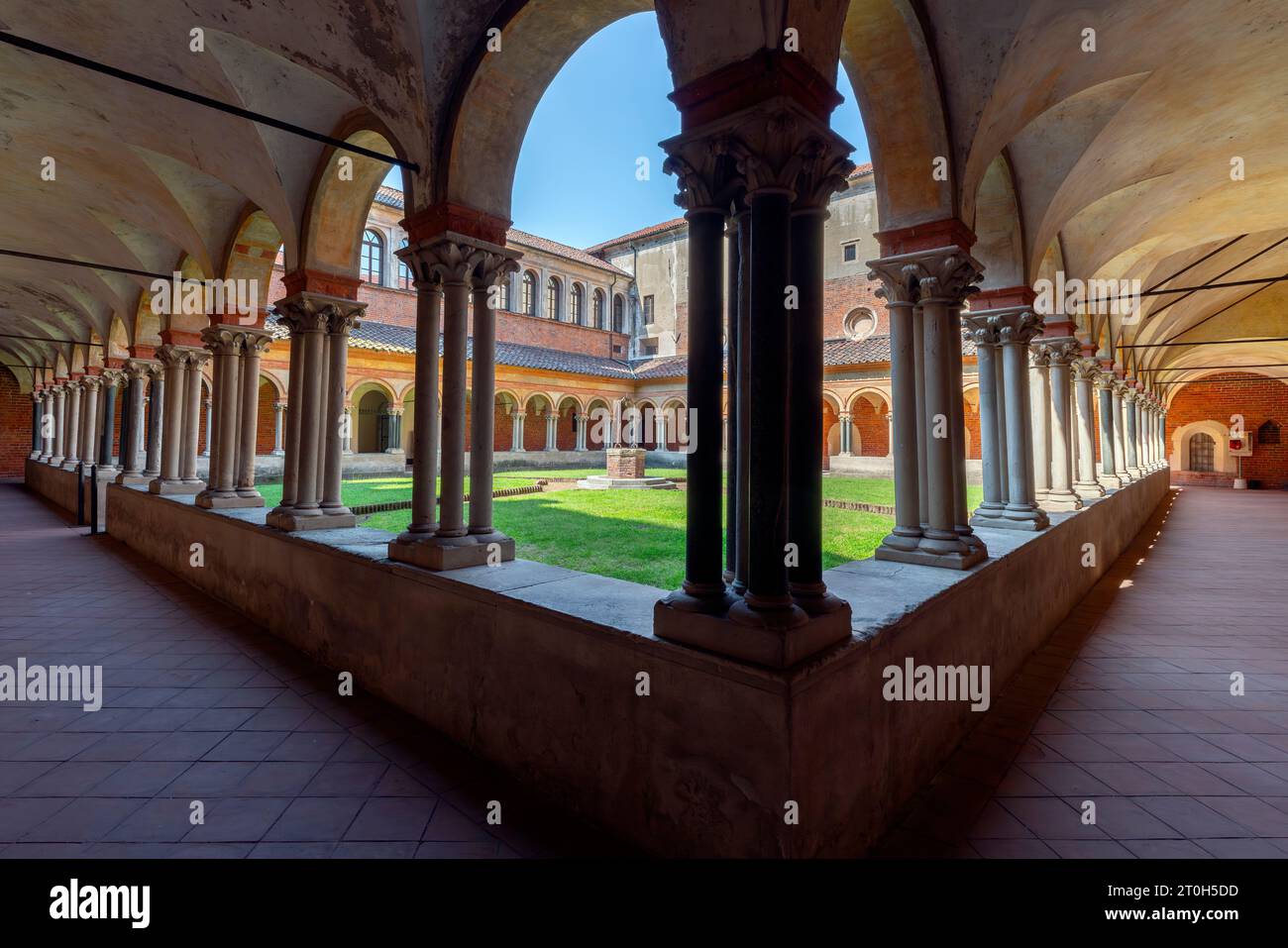 The cloister of the monastery with the original small columns – in groups of four. The Basilica di Sant'Andrea is the church in Vercelli, Italy. Stock Photo