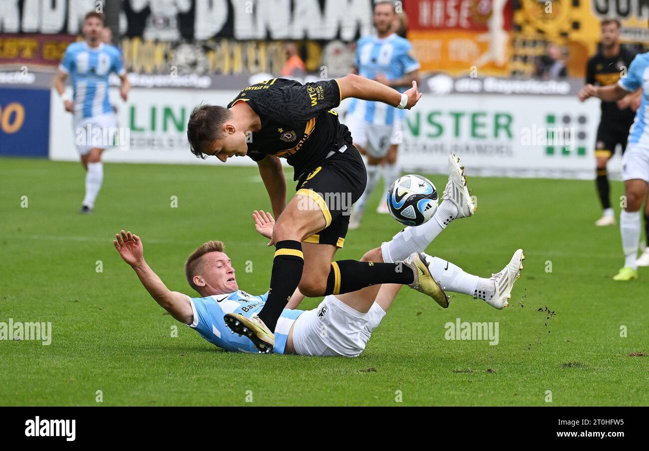 Dresden, Germany. 23rd July, 2022. Soccer: 3rd league, SG Dynamo Dresden - TSV  1860 Munich, Matchday 1, Rudolf Harbig Stadium. Dynamo's Kyu-hyun Park (l)  against Munich's Albion Vrenezi. Credit: Robert Michael/dpa/Alamy Live