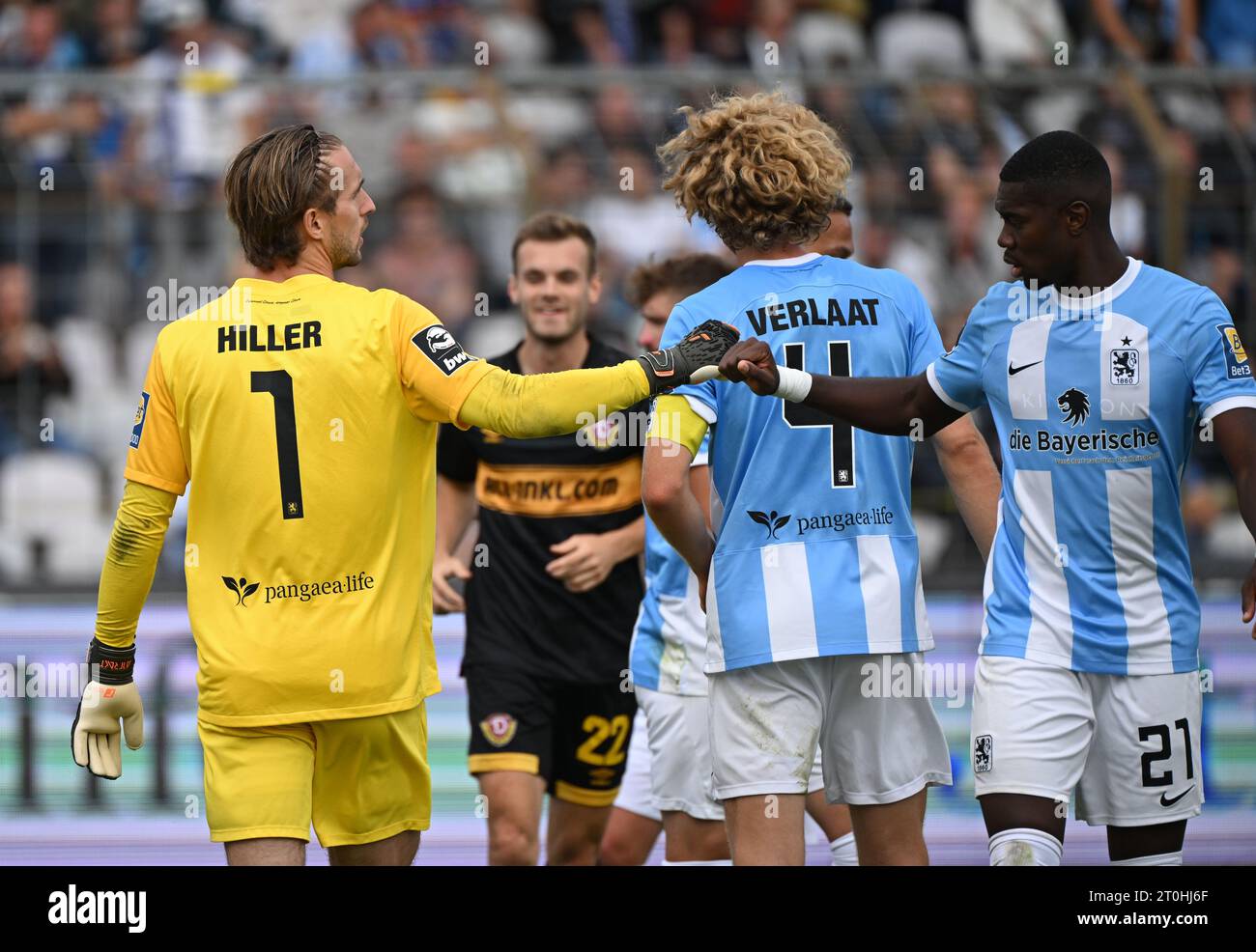 Dresden, Germany. 23rd July, 2022. Soccer: 3rd league, SG Dynamo Dresden - TSV  1860 Munich, Matchday 1, Rudolf Harbig Stadium. Dynamo's Kyu-hyun Park (l)  against Munich's Albion Vrenezi. Credit: Robert Michael/dpa/Alamy Live