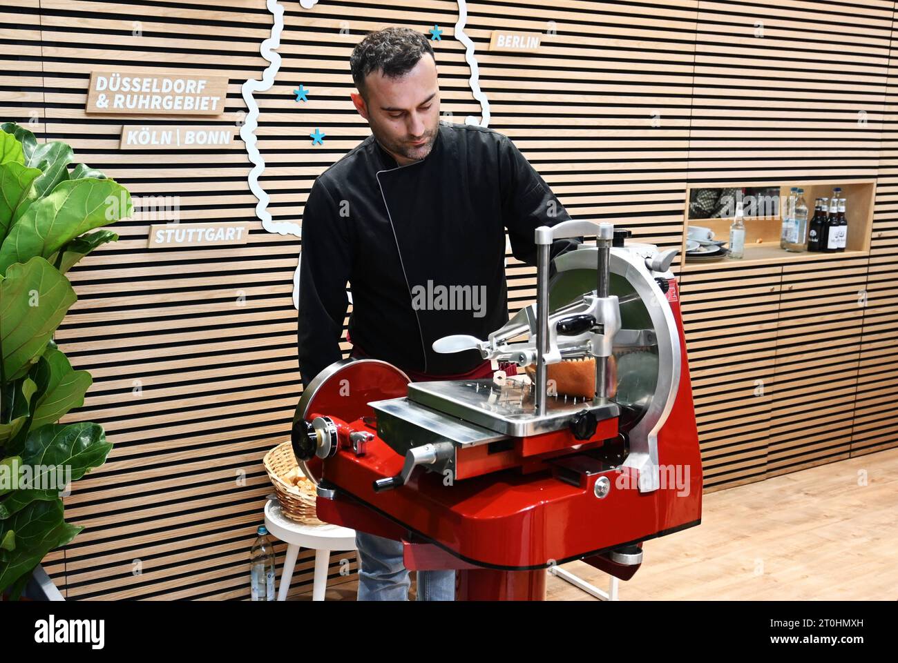 Schinken, Schneidemaschine bzw Aufschnittmaschine, Profi-Equipment aus der Metzgerei auf einem Messestand *** Ham, slicer or slicing machine, professional equipment from the butchers shop on a trade fair stand Credit: Imago/Alamy Live News