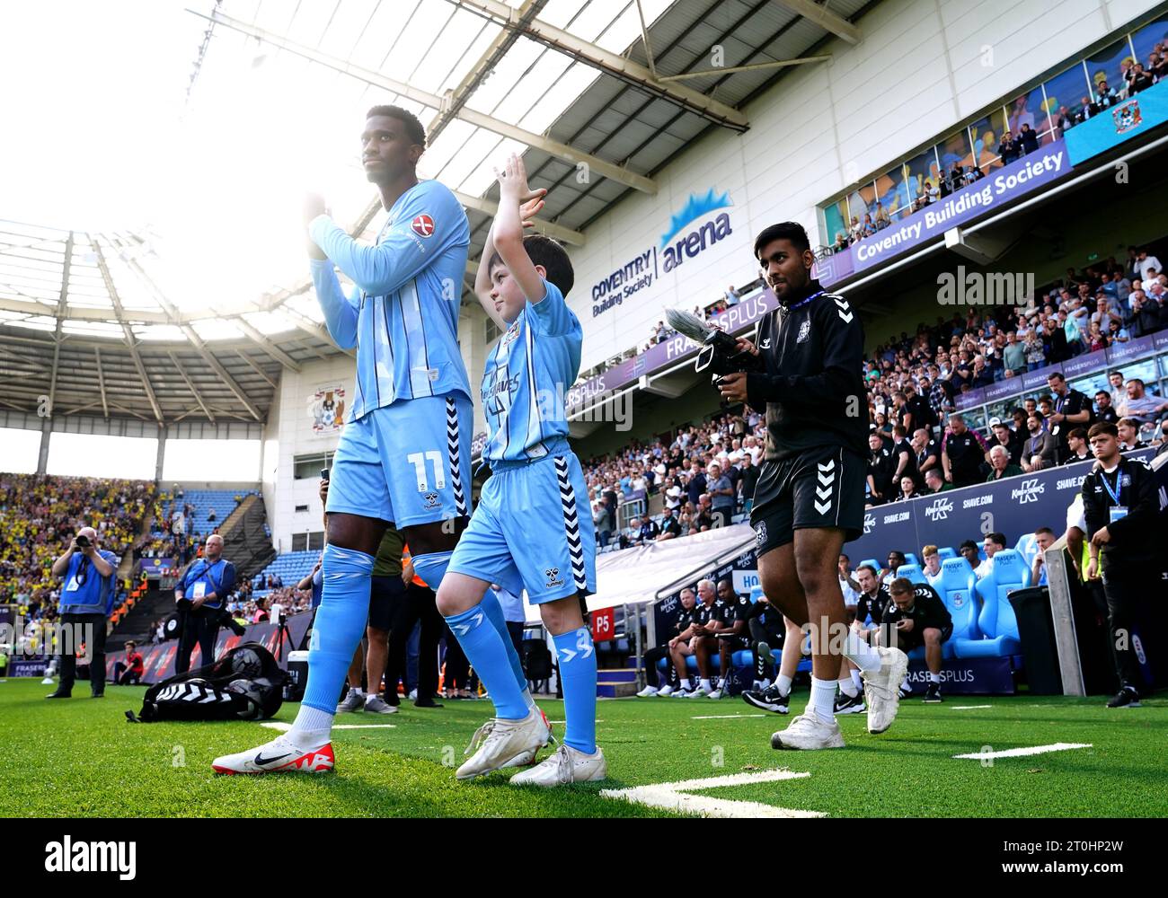 Coventry City's Haji Wright applauds the fans as he makes his way out ahead of the Sky Bet Championship match at the Coventry Building Society Arena, Coventry. Picture date: Saturday October 7, 2023. Stock Photo