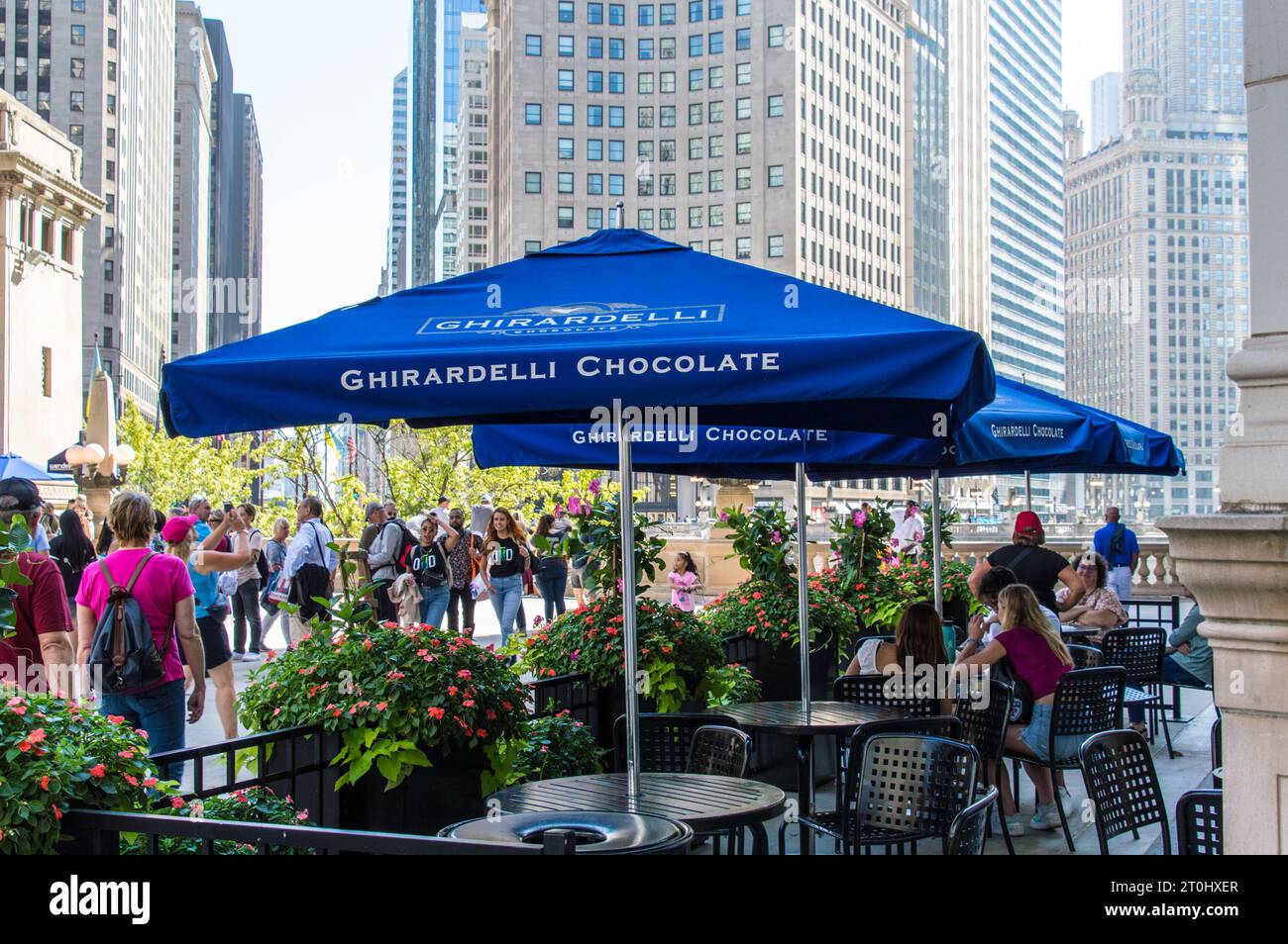 Outdoor cafe seating in Chicago city Stock Photo Alamy