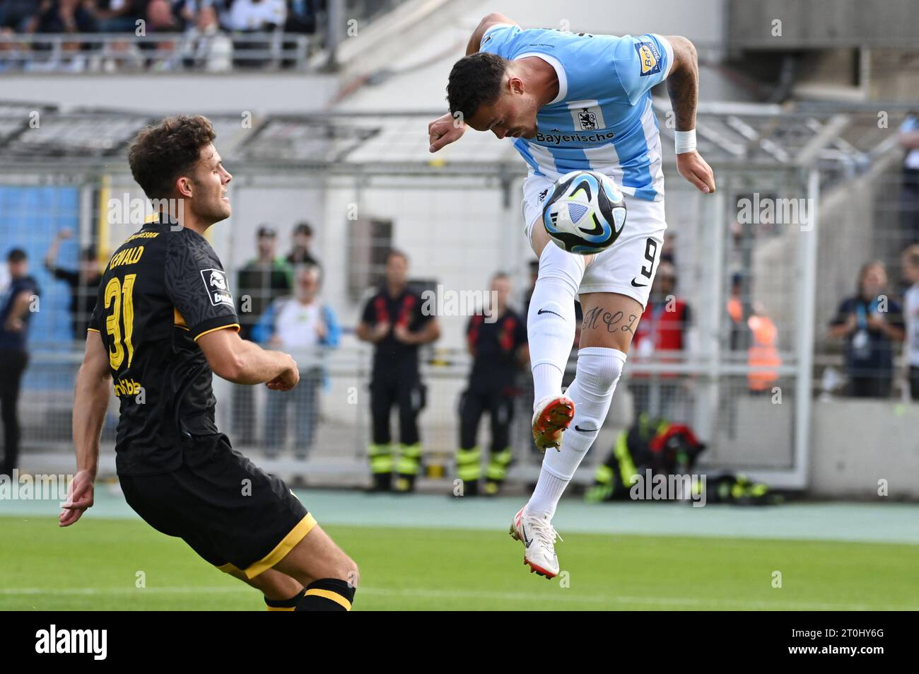 Munich, Germany. 30th Jan, 2023. Soccer: 3rd division, TSV 1860 Munich - Dynamo  Dresden, Matchday 20, Stadion an der Grünwalder Straße. Dresden players  cheer with the fans after the game. Credit: Sven