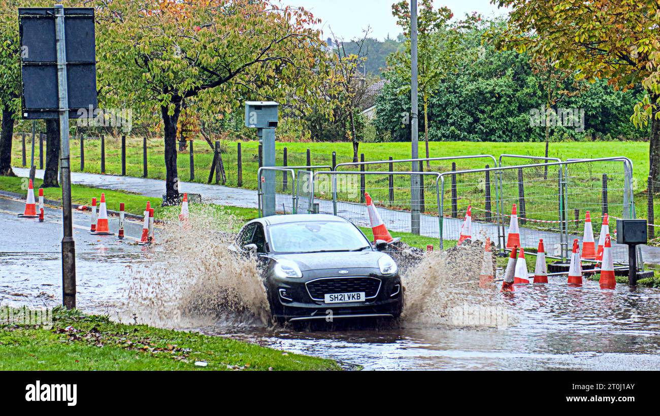 Glasgow, Scotland, UK. 7th October, 2023. UK Weather: Wet and windy saw a deluge in the town and flooding of  great western road the route to loch lomond. Credit Gerard Ferry/Alamy Live News Stock Photo