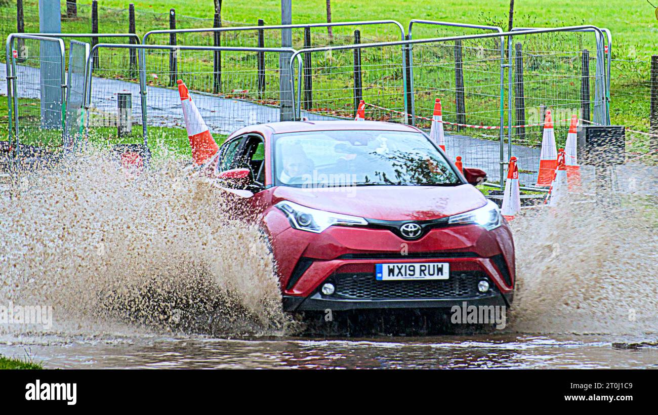 Glasgow, Scotland, UK. 7th October, 2023. UK Weather: Wet and windy saw a deluge in the town and flooding of  great western road the route to loch lomond. Credit Gerard Ferry/Alamy Live News Stock Photo
