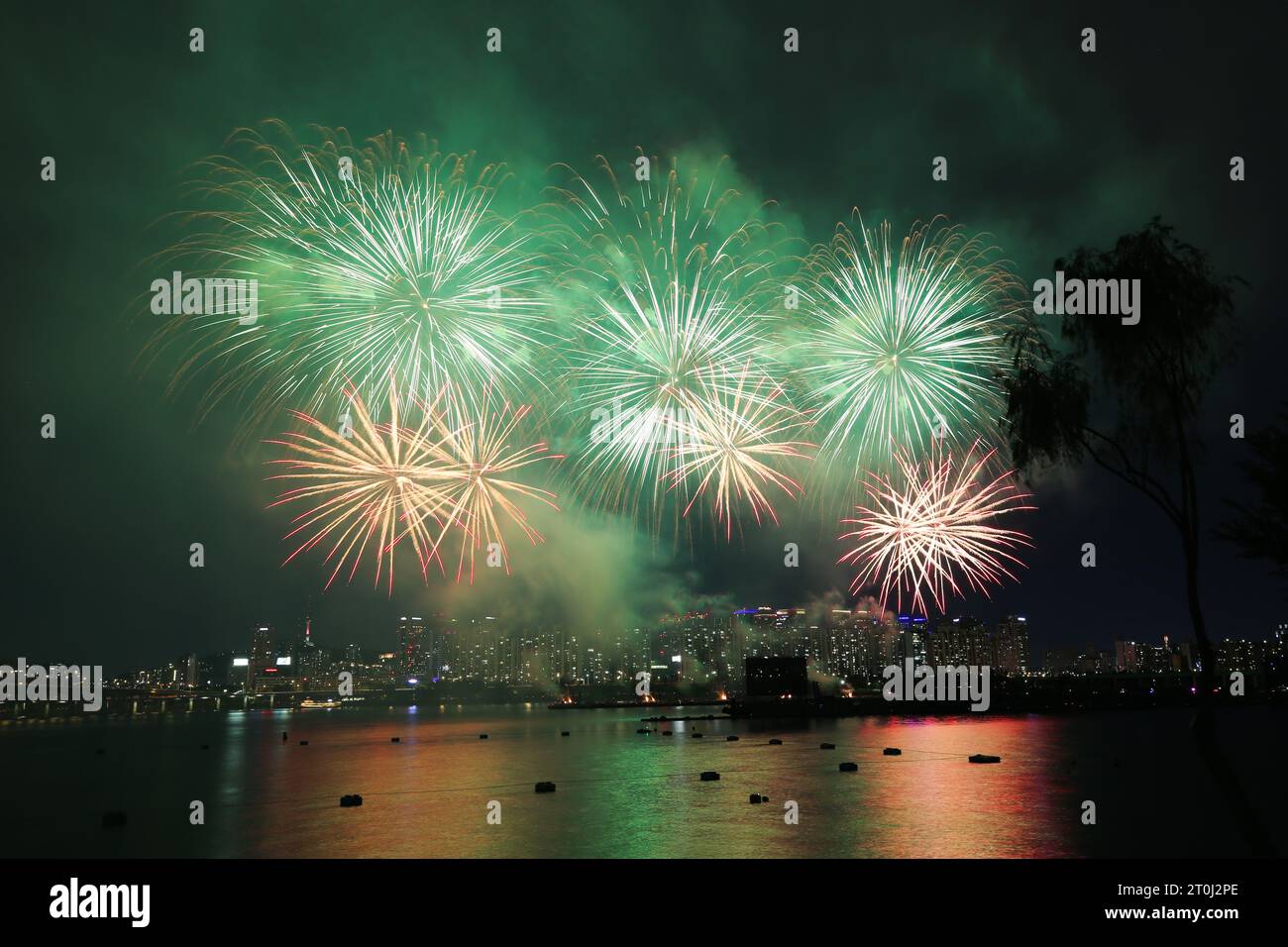 Seoul, South Korea. 7th Oct, 2023. Fireworks explode during an annual fireworks festival in Seoul, South Korea, Oct. 7, 2023. Credit: Wang Yiliang/Xinhua/Alamy Live News Stock Photo