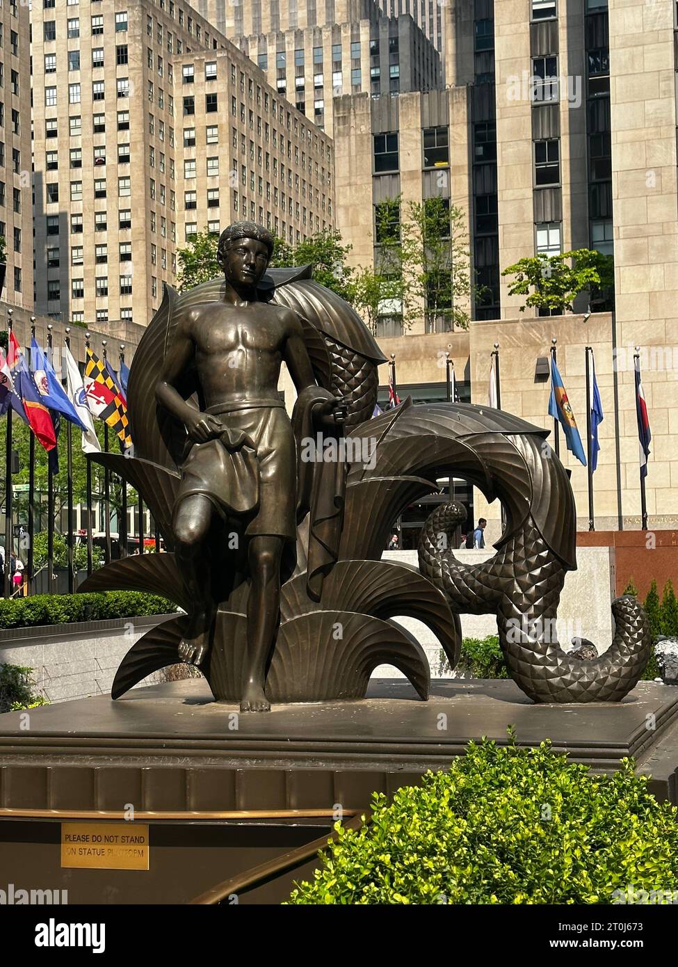 Bronze statue rockefeller center sunken plaza hi-res stock photography ...