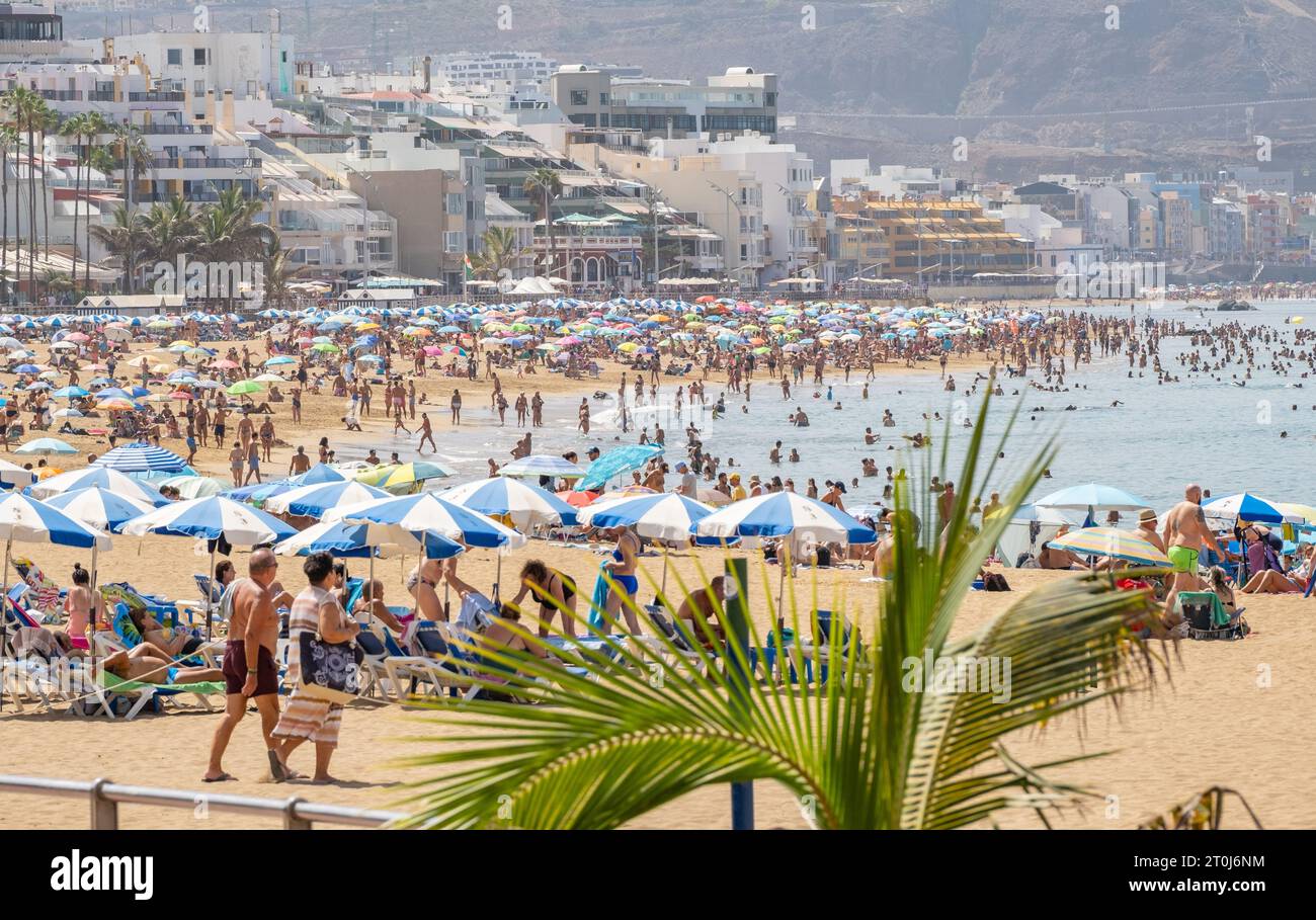 Gran Canaria, Canary Islands, Spain, 7th October 2023. Tourists, many British, joins locals on a packed city beach in Las Palmas as temperatures reach 40 degrees Celcius on Gran Canaria as the October heatwave continues as hot and dusty air blows in from the Sahara. Credit: Alan Dawson/Alamy Live News. Stock Photo