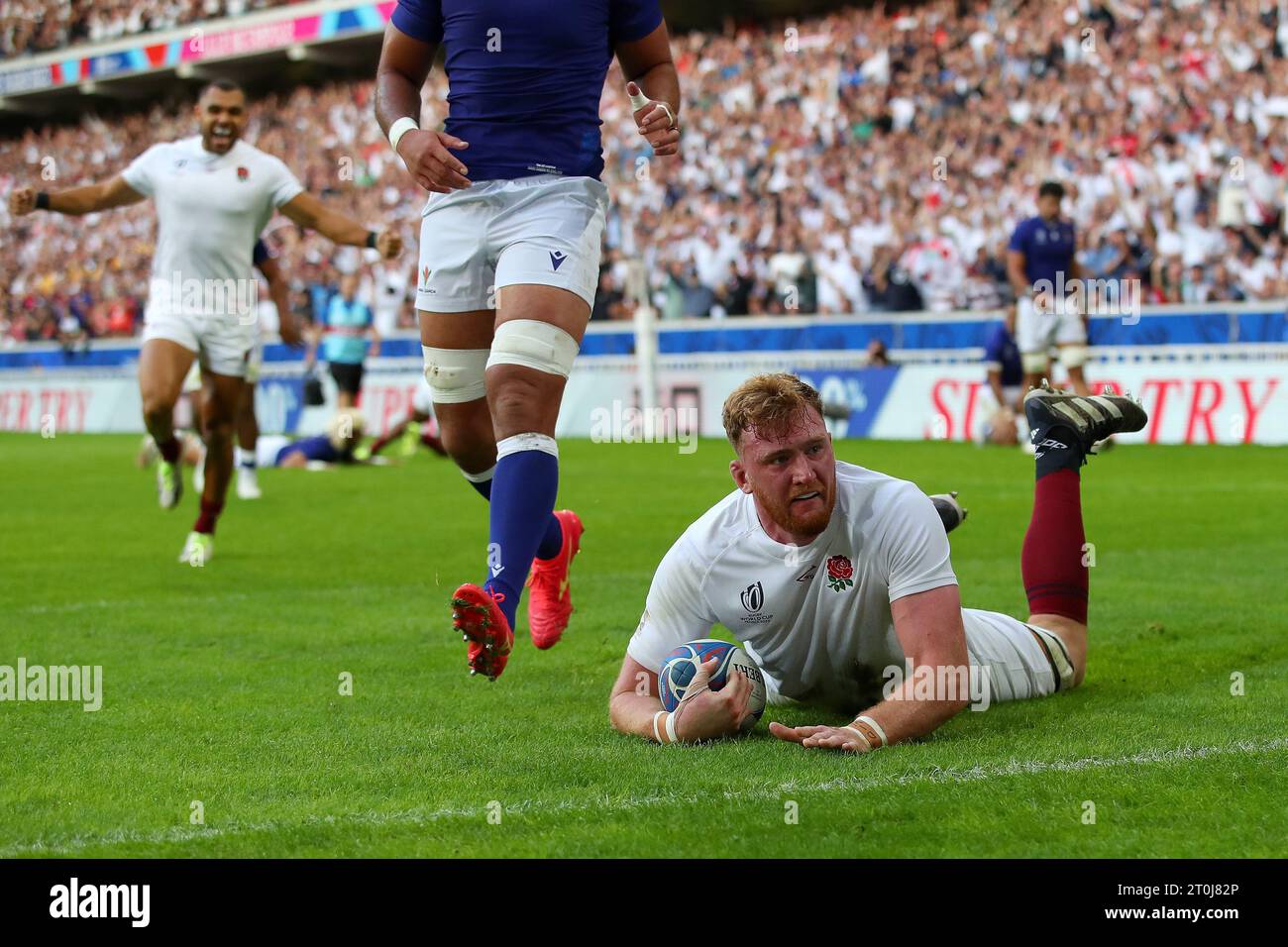 Lille, France. 7th Oct, 2023. Ollie Chessum of England scores the opening try during the Rugby World Cup 2023 match at Stade Pierre Mauroy, Lille. Picture credit should read: Paul Thomas/Sportimage Credit: Sportimage Ltd/Alamy Live News Stock Photo