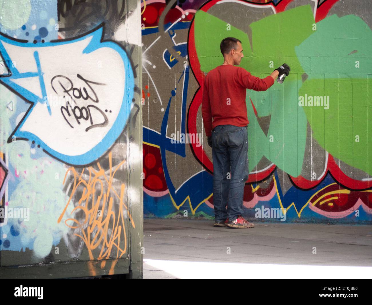 Graffiti artist spraying hi-res stock photography and images - Alamy