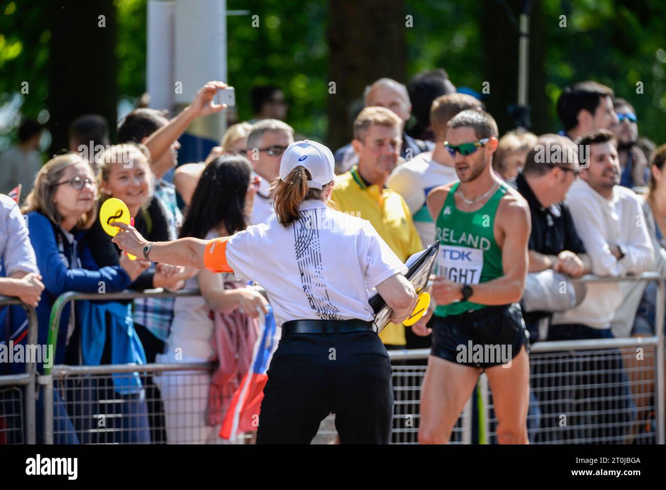 Judge showing a caution paddle to a competing athlete in the IAAF World Athletics Championships 20k walk in The Mall, London, UK. Loss of contact sign Stock Photo