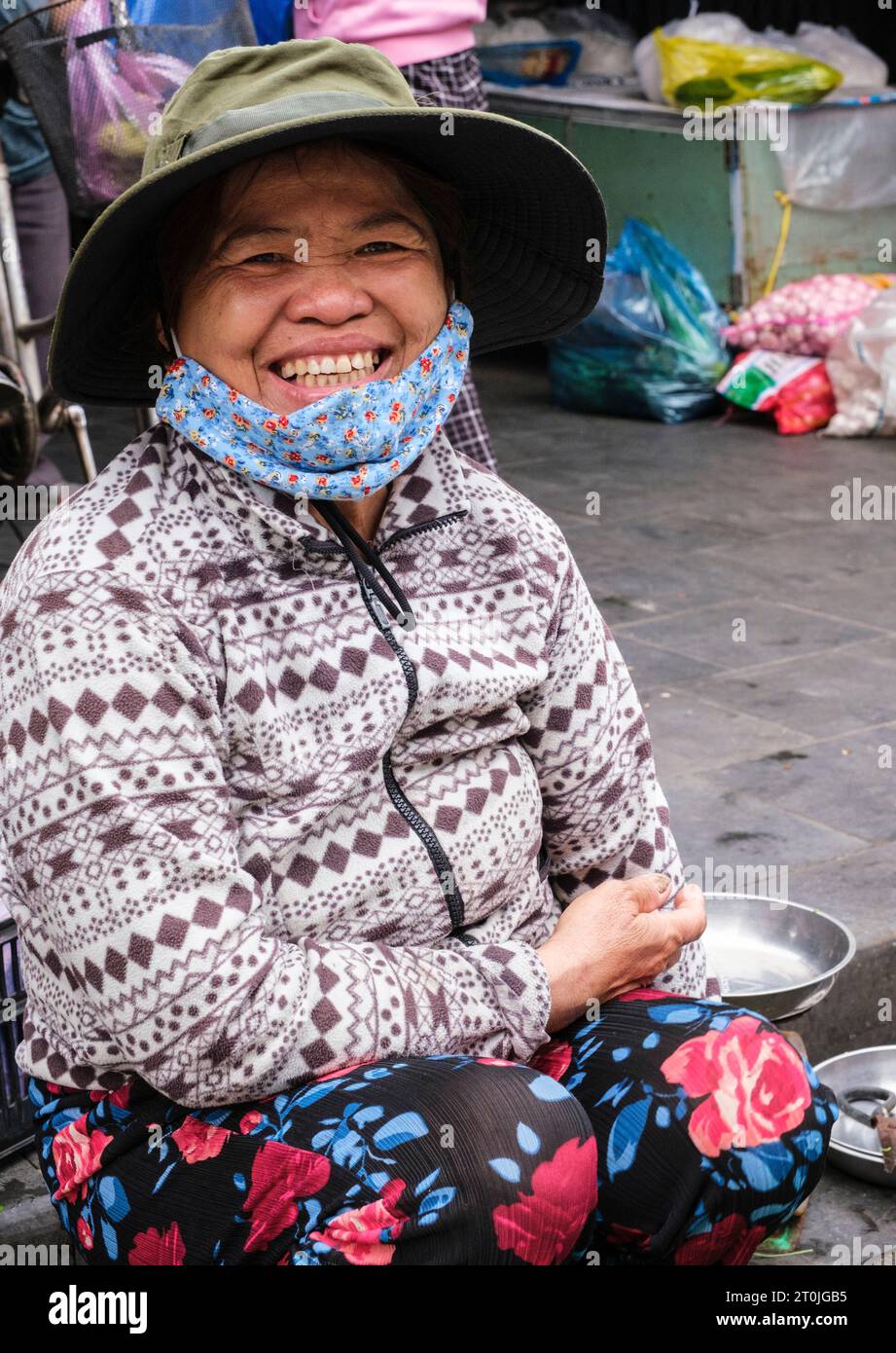 hoi-an-vietnam-woman-in-the-marketplace-stock-photo-alamy