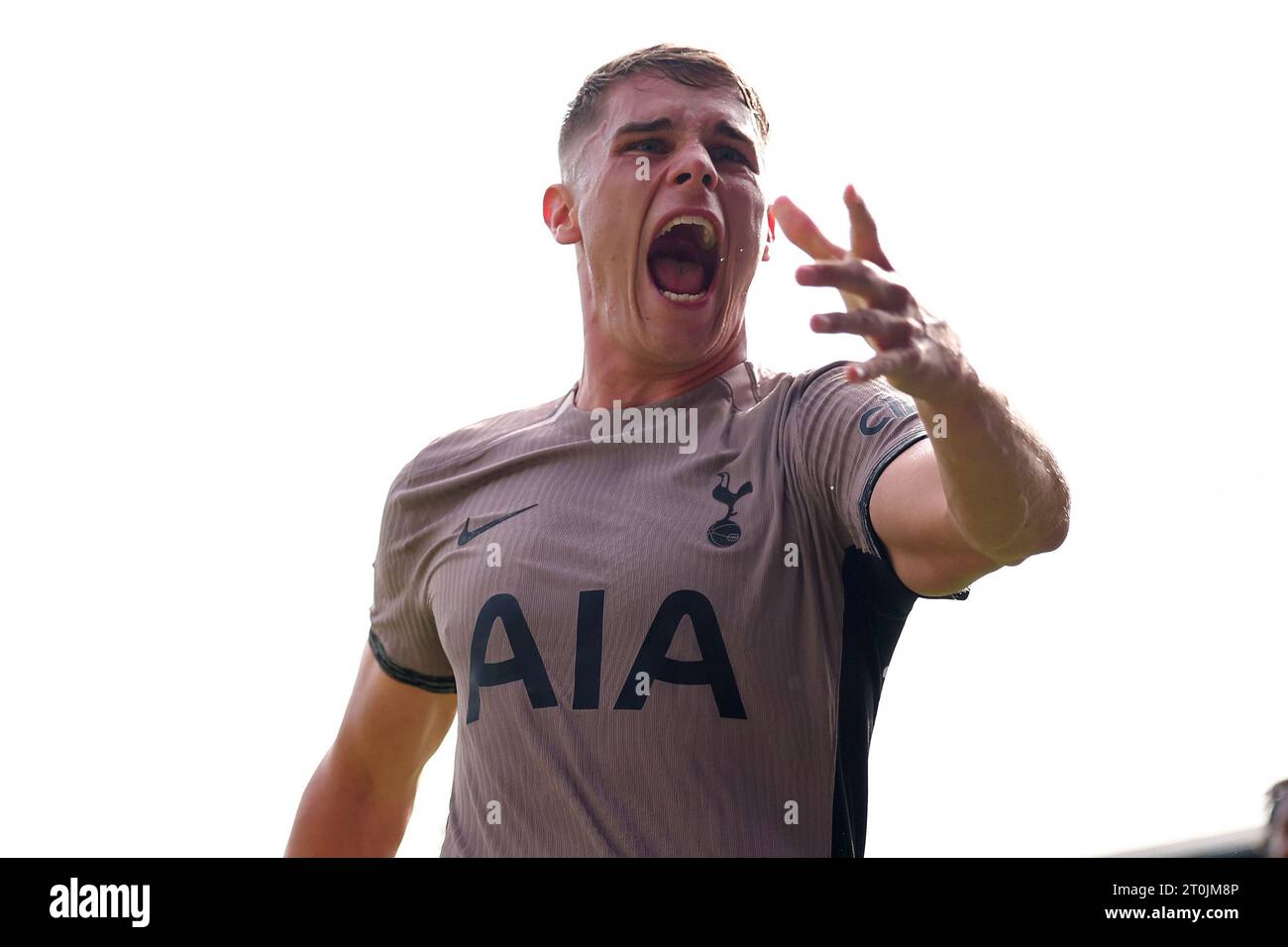 Luton Town 0-1 Tottenham: Micky van de Ven scores as 10-man Spurs